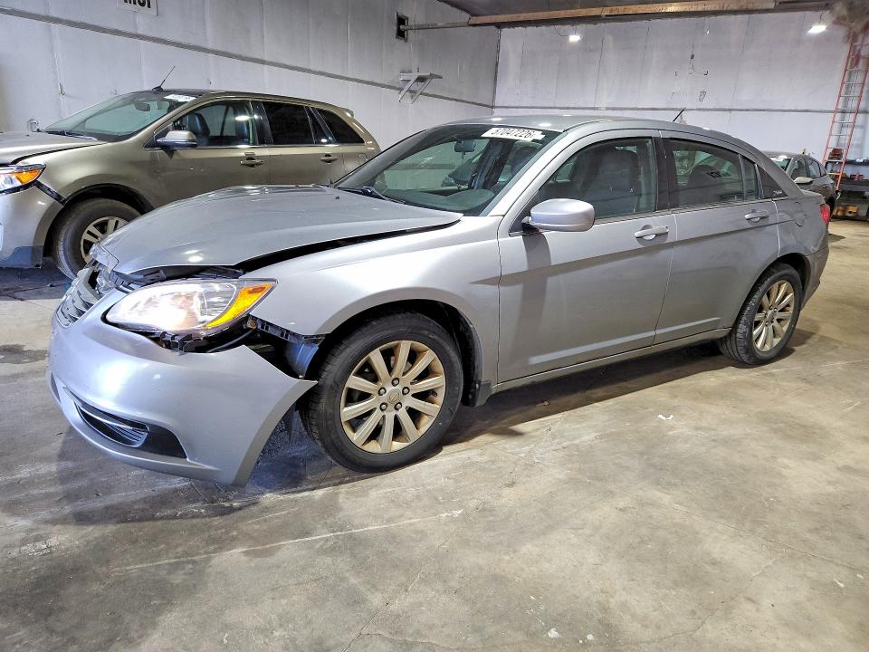 57047226 :رقم المزاد ، 1C3CCBBB1DN654923 vin ، 2013 Chrysler 200 مزاد بيع