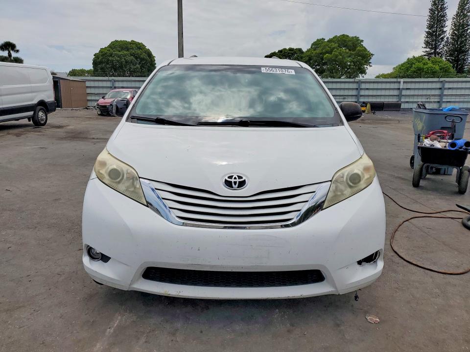 55631076 :رقم المزاد ، 5TDKK3DCXFS560235 vin ، 2015 Toyota Sienna مزاد بيع