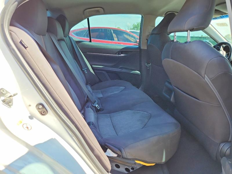 57261396 :رقم المزاد ، 4T1B11HK3JU050432 vin ، 2018 Toyota Camry مزاد بيع