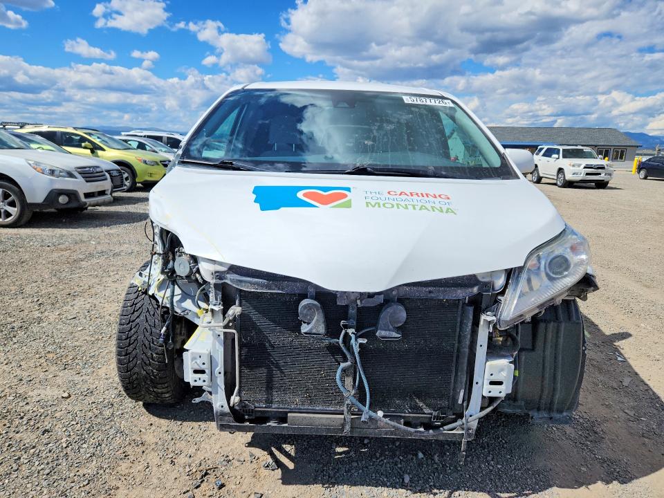 57877726 :رقم المزاد ، 5TDKZ3DC3JS949075 vin ، 2018 Toyota Sienna مزاد بيع