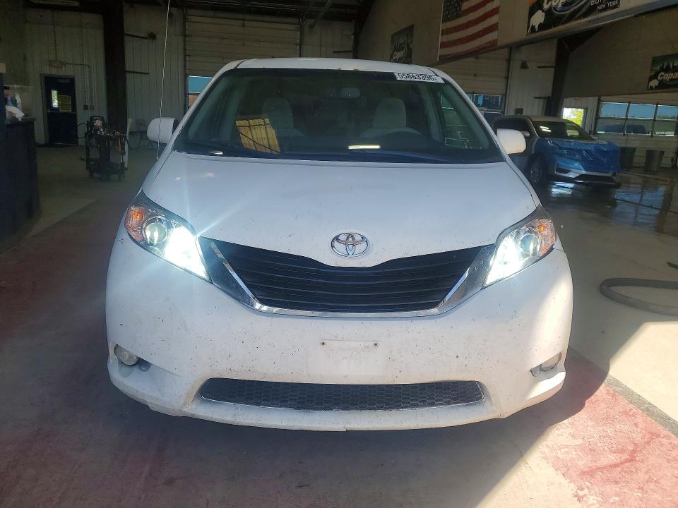 2011 Toyota Sienna მანქანა იყიდება აუქციონზე, vin: 5TDKK3DC4BS103687, აუქციონის ნომერი: 55863396