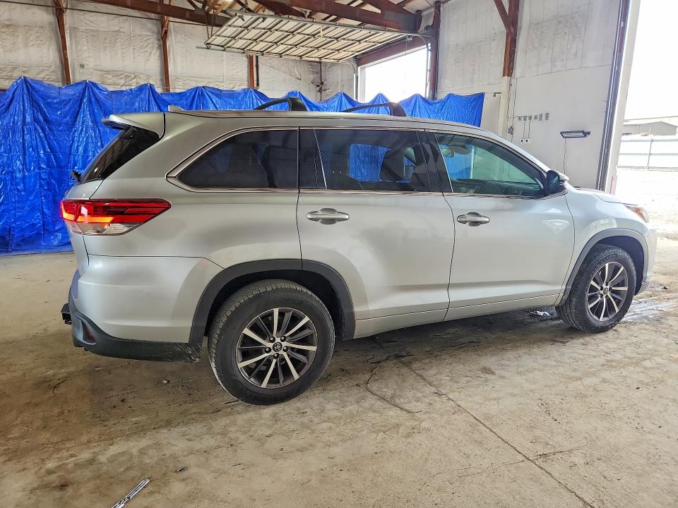 2018 Toyota Highlander მანქანა იყიდება აუქციონზე, vin: 5TDKZRFH4JS529725, აუქციონის ნომერი: 56797746