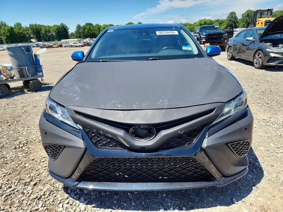 58536456 :رقم المزاد ، 4T1B11HK3JU149381 vin ، 2018 Toyota Camry مزاد بيع