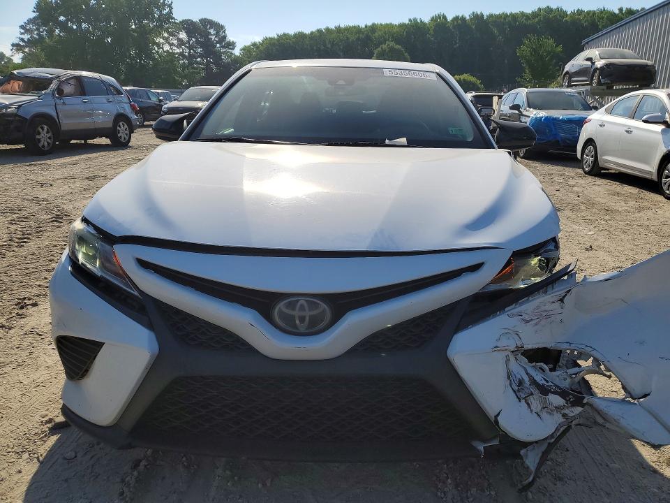 55356606 :رقم المزاد ، 4T1B11HK8JU601647 vin ، 2018 Toyota Camry مزاد بيع