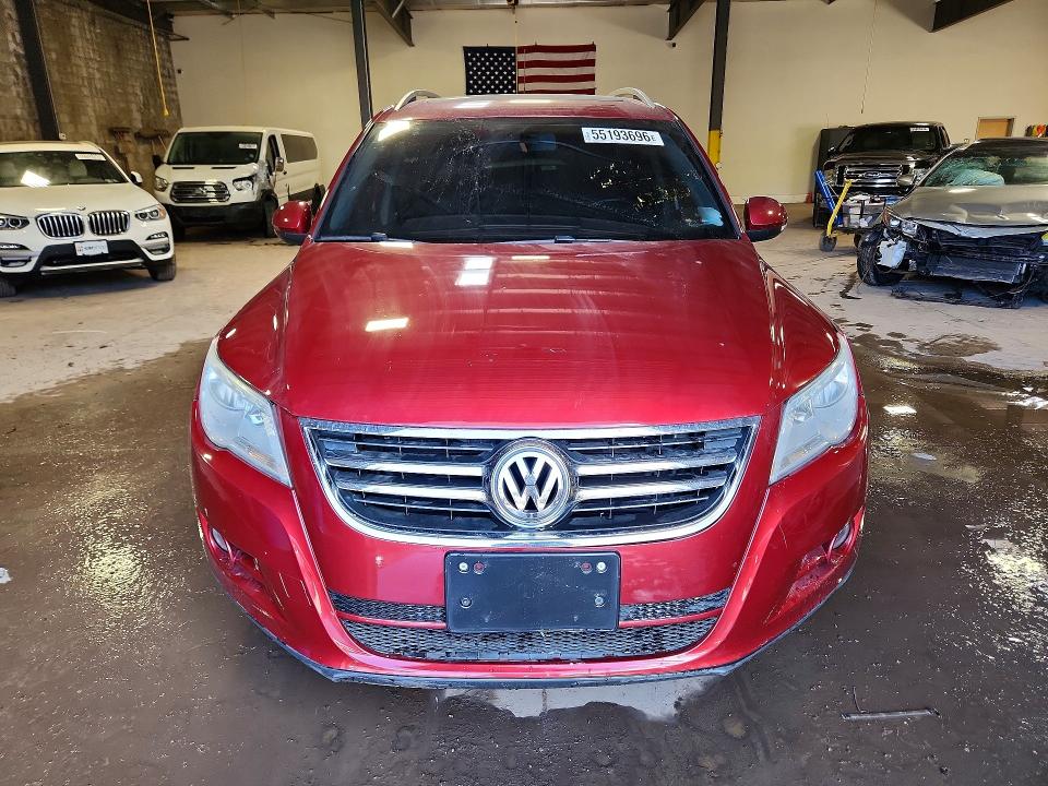 55193696 :رقم المزاد ، WVGBV7AX7BW001009 vin ، 2011 Volkswagen Tiguan مزاد بيع