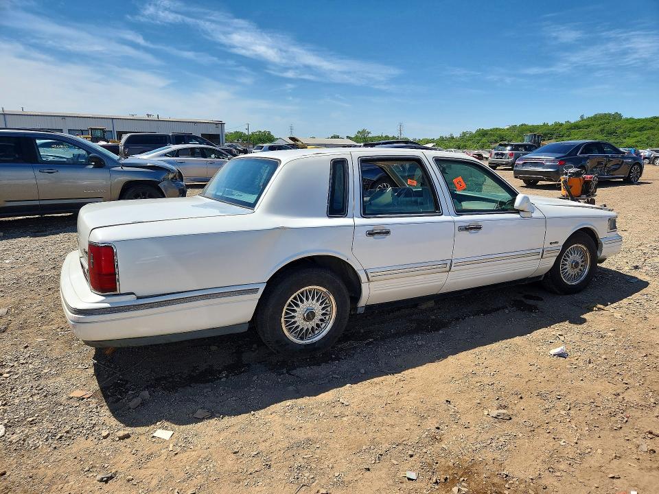 1997 Lincoln Town Car მანქანა იყიდება აუქციონზე, vin: 1LNLM82W1VY633645, აუქციონის ნომერი: 56130336