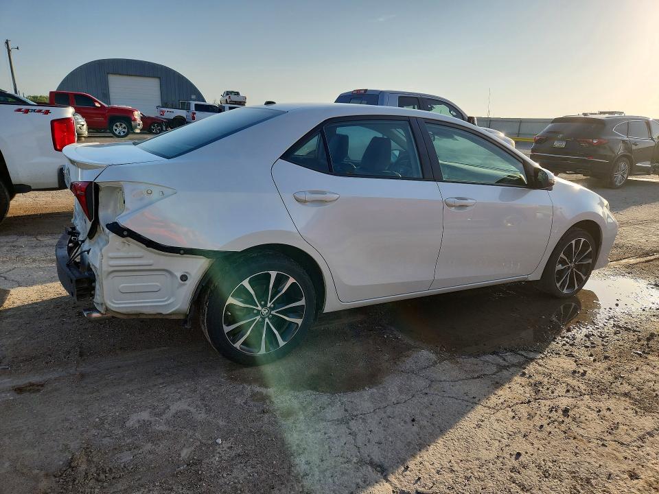 58906226 :رقم المزاد ، 5YFBURHEXJP821373 vin ، 2018 Toyota Corolla مزاد بيع