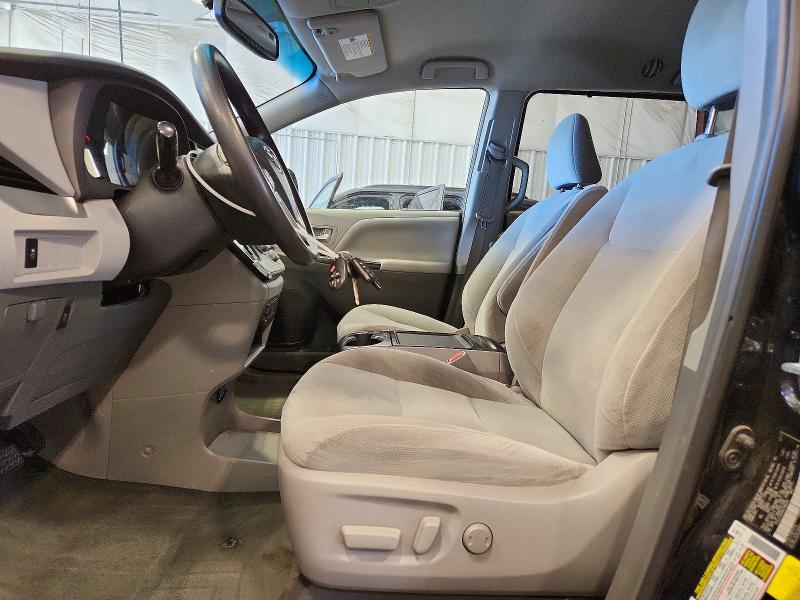 55405606 :رقم المزاد ، 5TDJZ3DC6HS166404 vin ، 2017 Toyota Sienna مزاد بيع