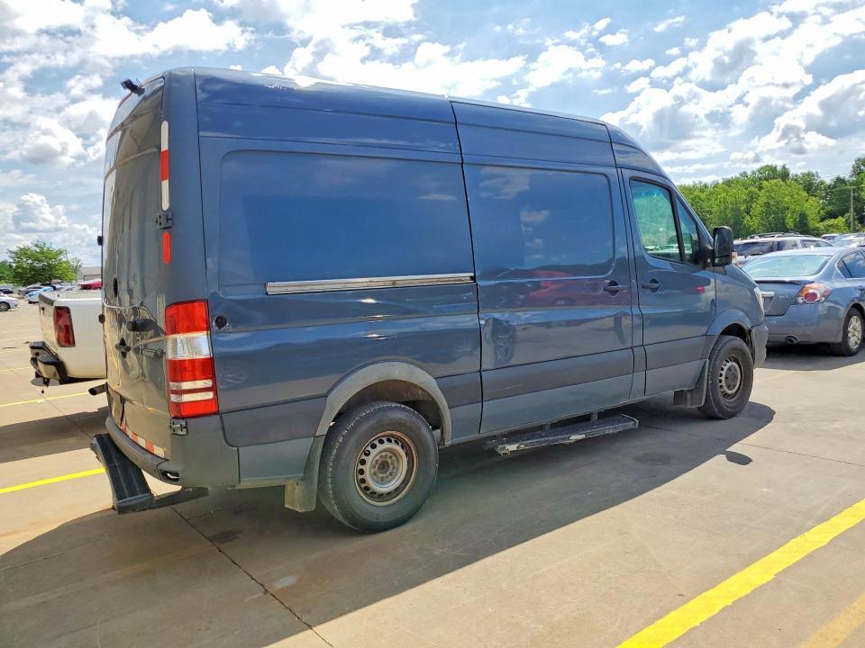 57647606 :رقم المزاد ، WD3PE7CD2JP623436 vin ، 2018 Mercedes-benz Sprinter مزاد بيع