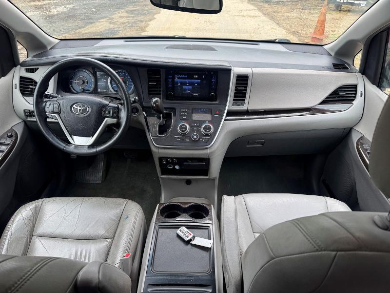 58819886 :رقم المزاد ، 5TDDZ3DC2HS167093 vin ، 2017 Toyota Sienna مزاد بيع