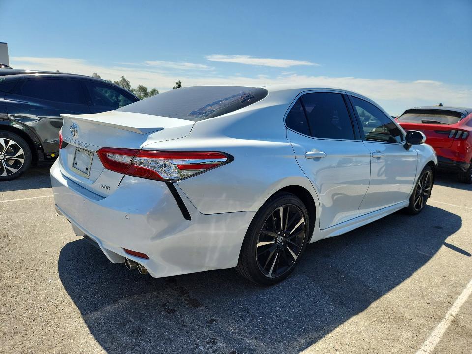 57244746 :رقم المزاد ، 4T1B61HK5JU053088 vin ، 2018 Toyota Camry مزاد بيع