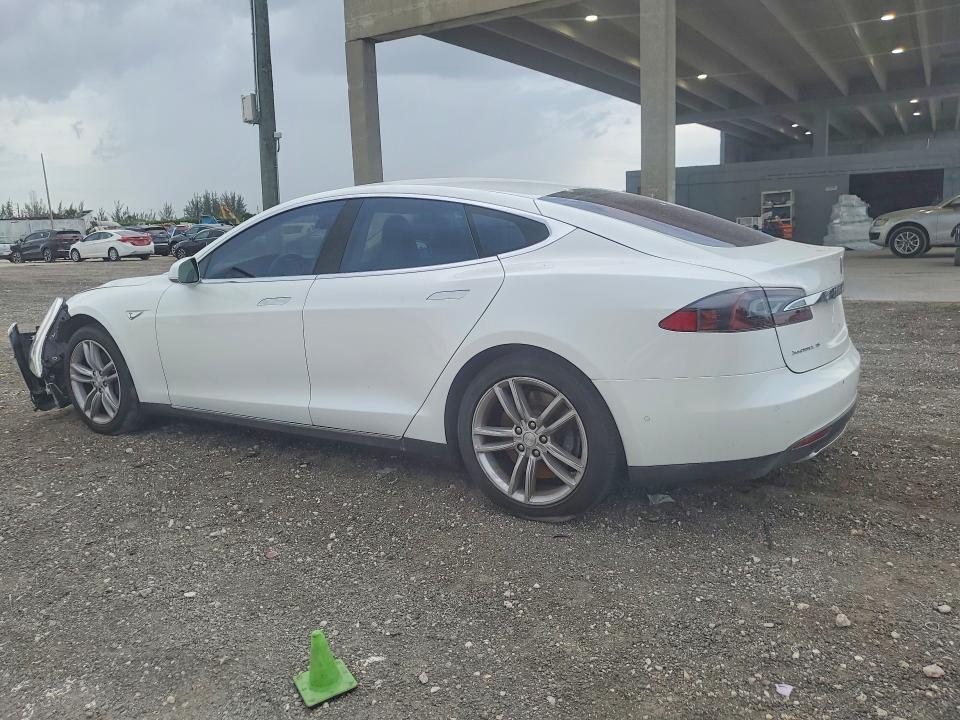2015 Tesla Model S მანქანა იყიდება აუქციონზე, vin: 5YJSA1H1XFFP70936, აუქციონის ნომერი: 55724146