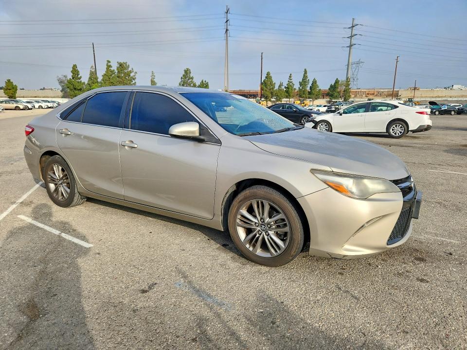 55887536 :رقم المزاد ، 4T1BF1FK6HU801957 vin ، 2017 Toyota Camry مزاد بيع