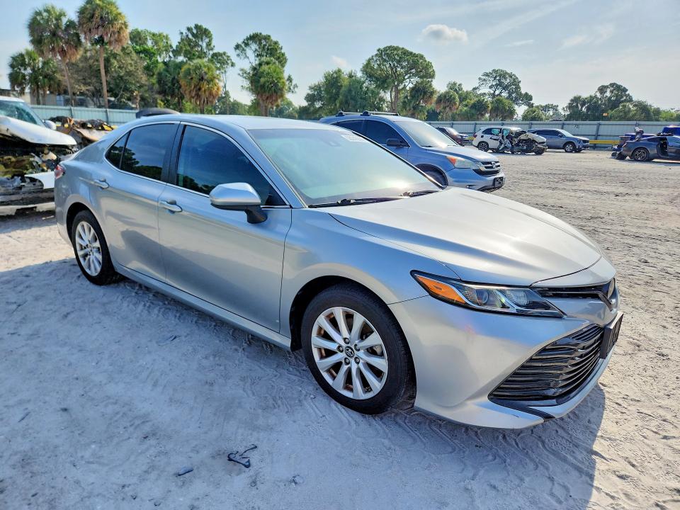 58240996 :رقم المزاد ، 4T1B11HK1KU232566 vin ، 2019 Toyota Camry مزاد بيع