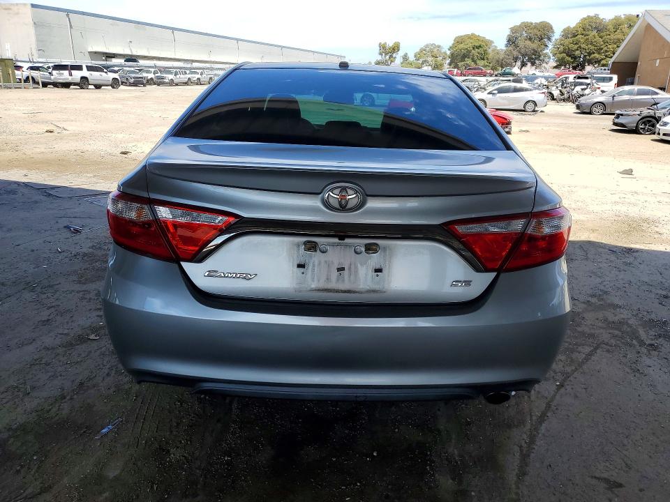 55939786 :رقم المزاد ، 4T1BF1FK9FU020962 vin ، 2015 Toyota Camry مزاد بيع