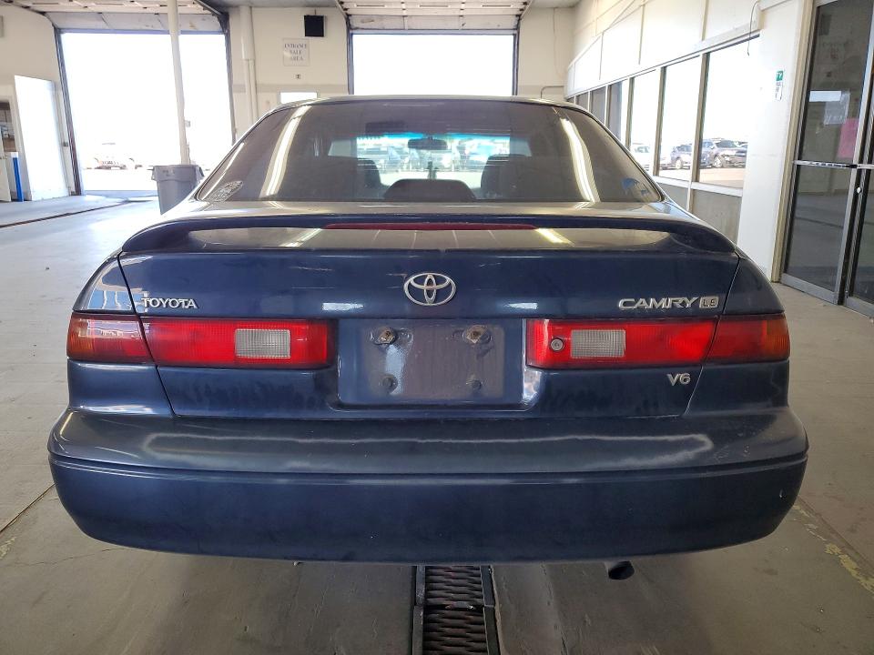 57749406 :رقم المزاد ، 4T1BF22K2XU082314 vin ، 1999 Toyota Camry مزاد بيع