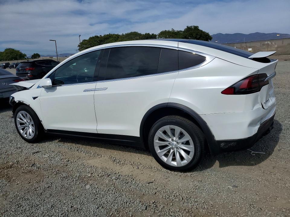 57017916 :رقم المزاد ، 5YJXCBE27HF070152 vin ، 2017 Tesla Model X مزاد بيع