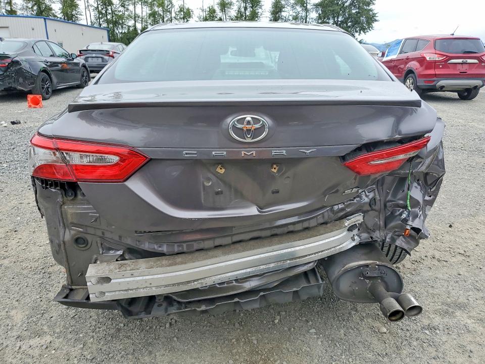 56698746 :رقم المزاد ، 4T1B11HK4JU150328 vin ، 2018 Toyota Camry مزاد بيع