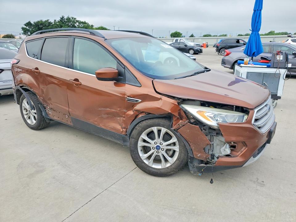 57624806 :رقم المزاد ، 1FMCU0GD5HUC64647 vin ، 2017 Ford Escape مزاد بيع