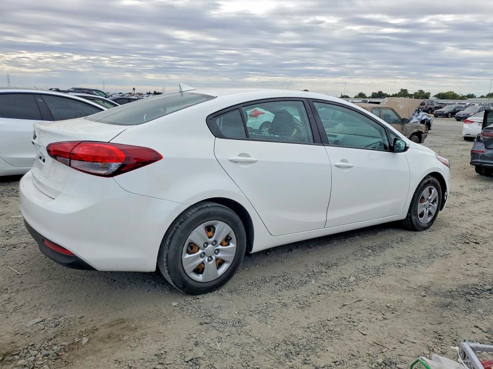 2018 Kia Forte მანქანა იყიდება აუქციონზე, vin: 3KPFK4A74JE268632, აუქციონის ნომერი: 59128116