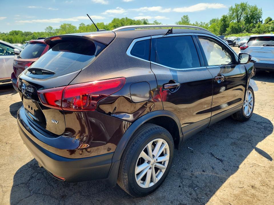 56429496 :رقم المزاد ، JN1BJ1CP1HW009290 vin ، 2017 Nissan Rogue Sport مزاد بيع