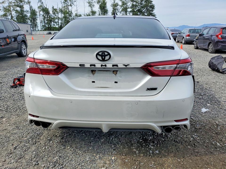 55995546 :رقم المزاد ، 4T1B61HK0JU073183 vin ، 2018 Toyota Camry مزاد بيع