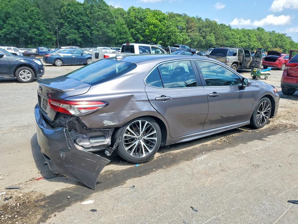 54949306 :رقم المزاد ، 4T1B11HK3JU511189 vin ، 2018 Toyota Camry مزاد بيع