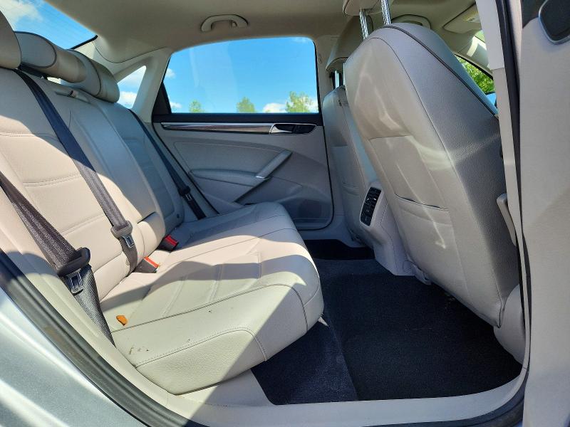 58004546 :رقم المزاد ، 1VWBT7A37HC051066 vin ، 2017 Volkswagen Passat مزاد بيع