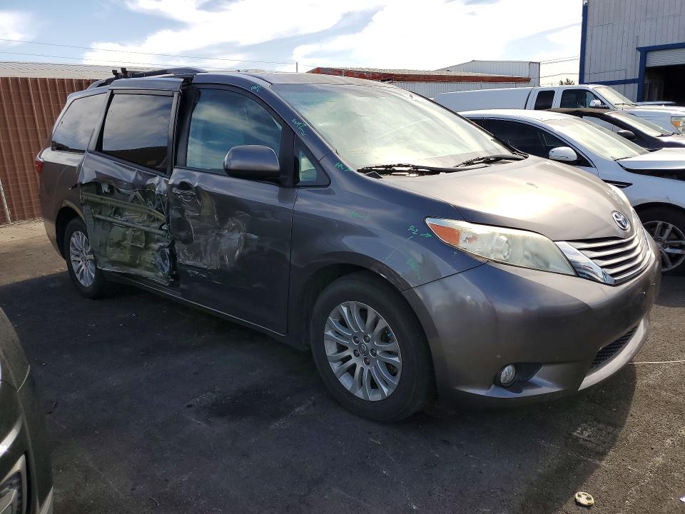 54821296 :رقم المزاد ، 5TDYZ3DC4HS828348 vin ، 2017 Toyota Sienna مزاد بيع