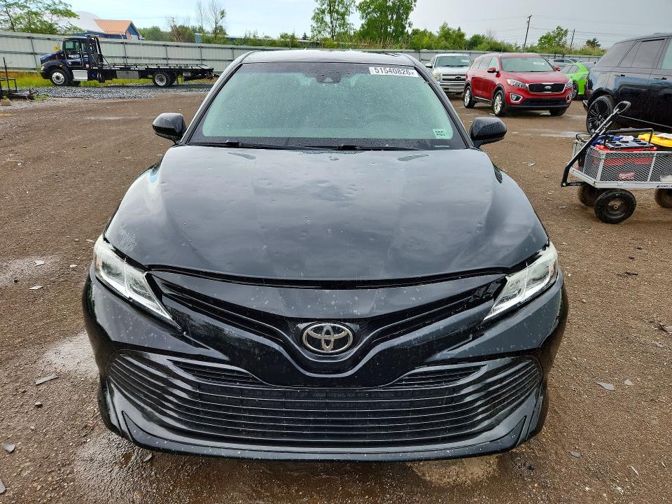 51540826 :رقم المزاد ، 4T1B11HK8JU134343 vin ، 2018 Toyota Camry مزاد بيع