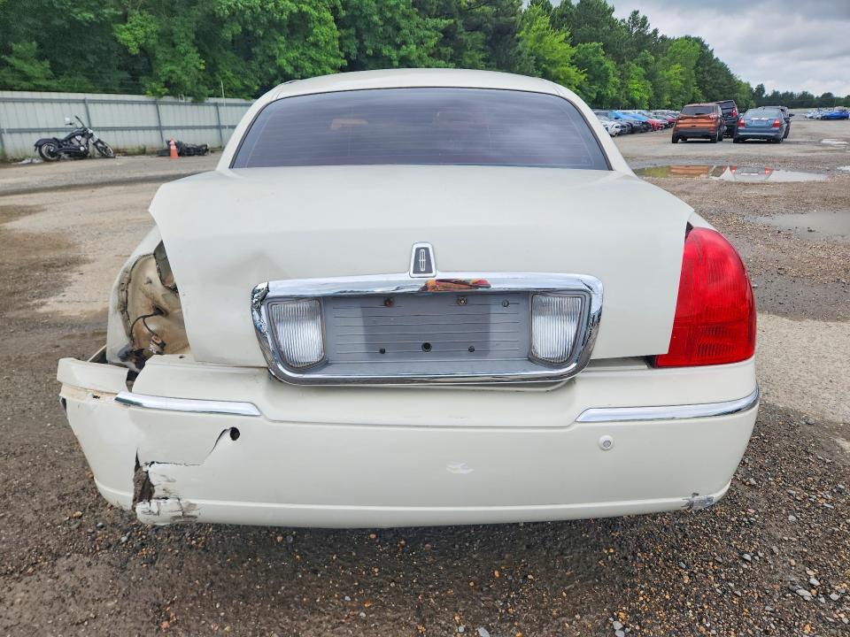 57487036 :رقم المزاد ، 1LNHM85W33Y700177 vin ، 2003 Lincoln Town Car مزاد بيع