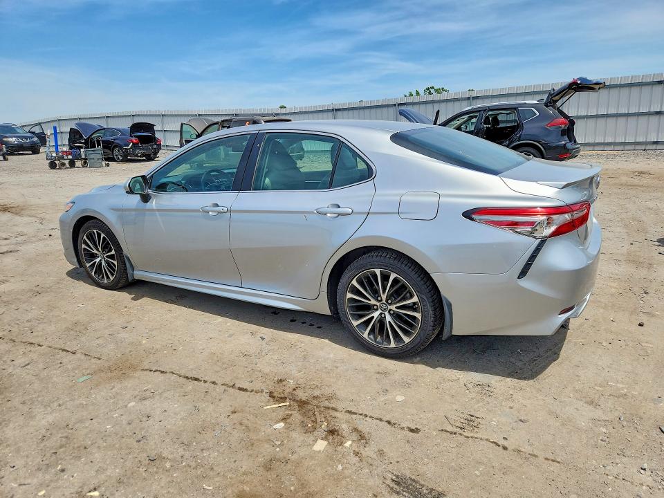 56158146 :رقم المزاد ، 4T1B11HK3JU650545 vin ، 2018 Toyota Camry مزاد بيع