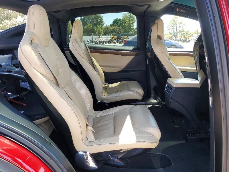56371636 :رقم المزاد ، 5YJXCBE27HF034851 vin ، 2017 Tesla Model X مزاد بيع