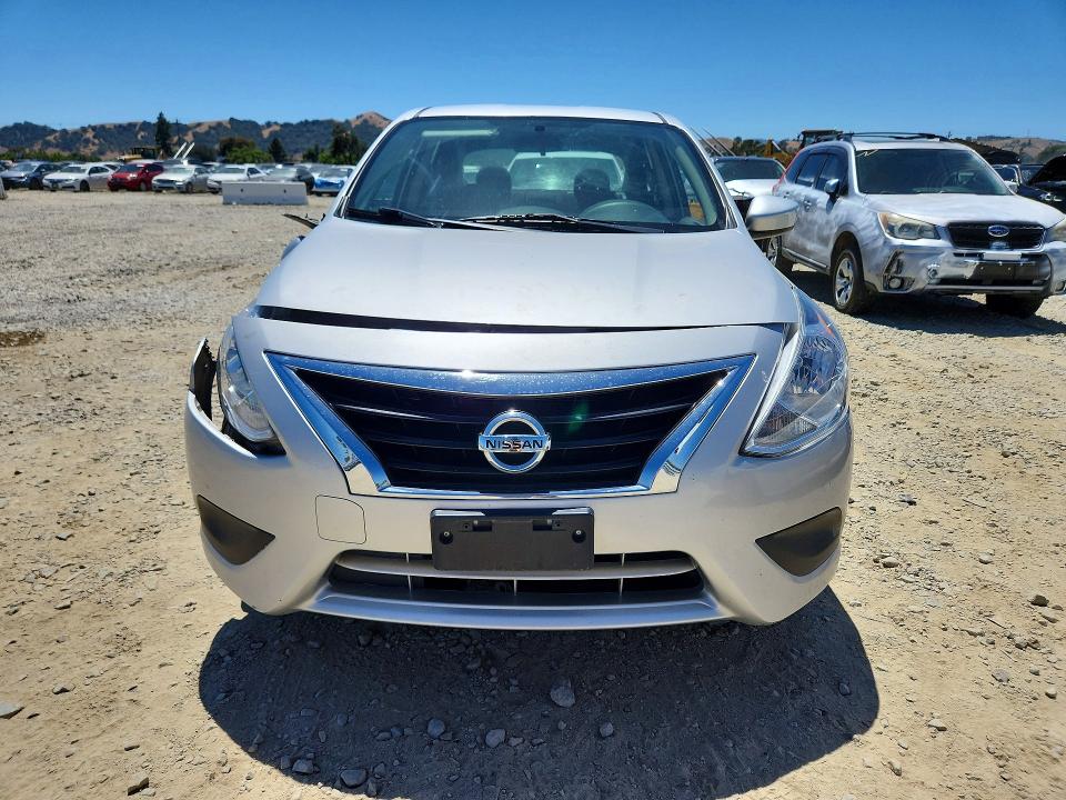 57234896 :رقم المزاد ، 3N1CN7AP6JL810839 vin ، 2018 Nissan Versa مزاد بيع