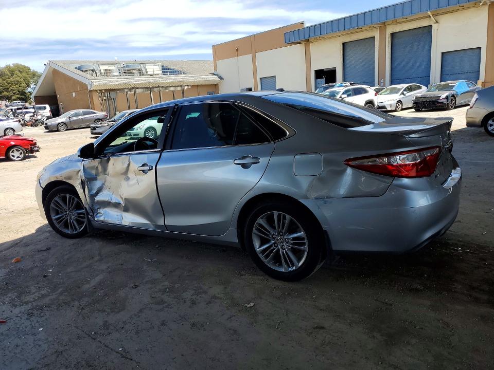 55939786 :رقم المزاد ، 4T1BF1FK9FU020962 vin ، 2015 Toyota Camry مزاد بيع