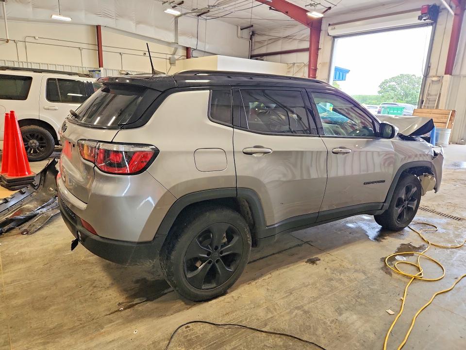 57037216 :رقم المزاد ، 3C4NJDBB1JT323986 vin ، 2018 Jeep Compass مزاد بيع