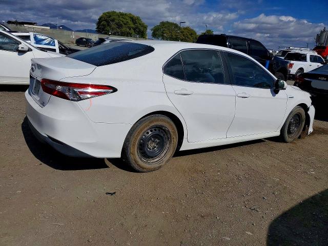 54480706 :رقم المزاد ، 4T1B31HK1JU501173 vin ، 2018 Toyota Camry مزاد بيع