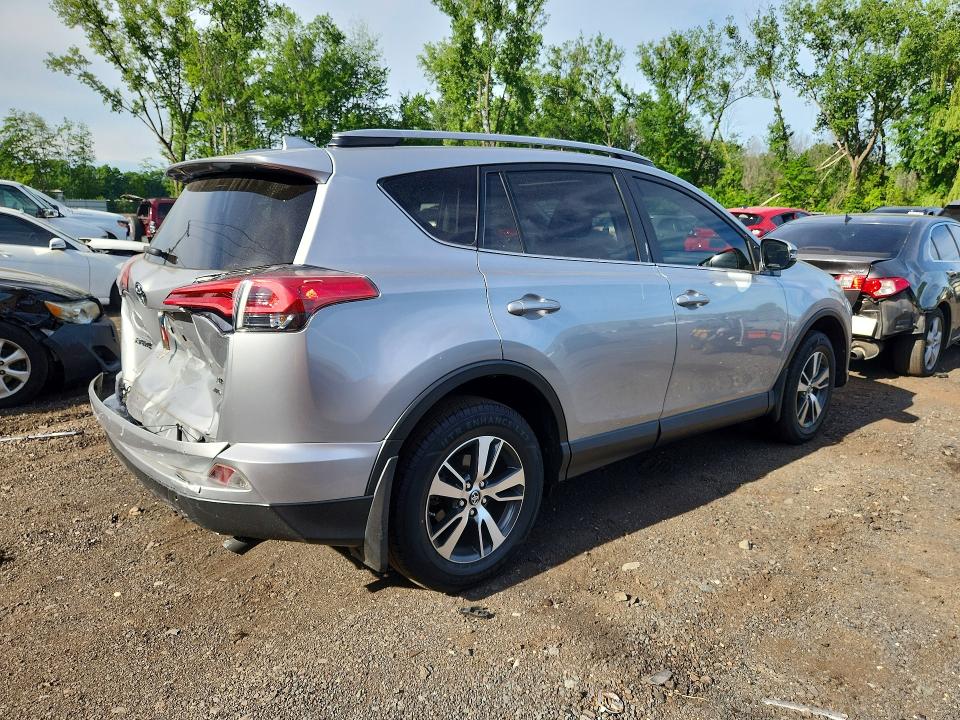 2018 Toyota Rav4 Se Awd მანქანა იყიდება აუქციონზე, vin: JTMRFREV7JJ246215, აუქციონის ნომერი: 57693336