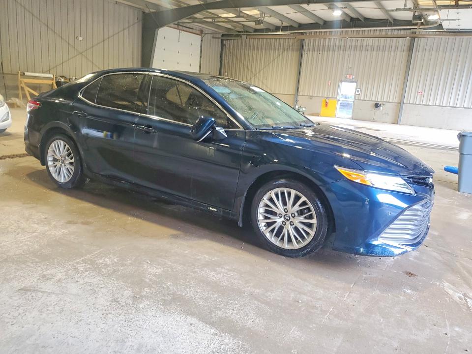 58083596 :رقم المزاد ، 4T1B11HK0JU645576 vin ، 2018 Toyota Camry مزاد بيع