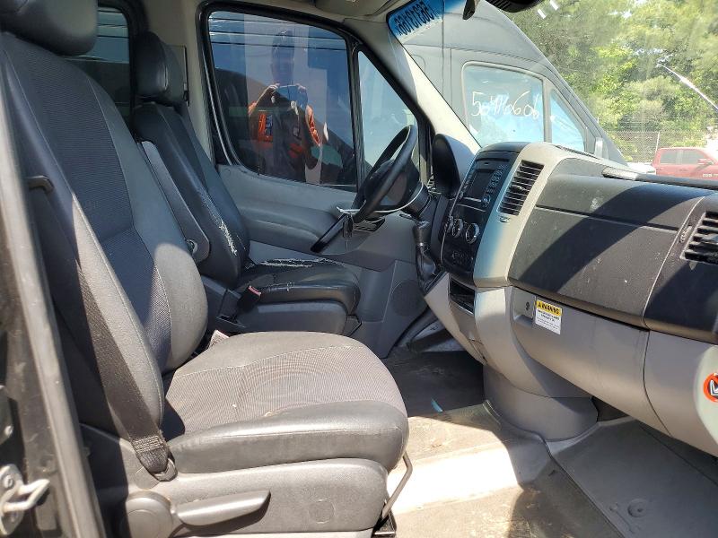 56313166 :رقم المزاد ، WDZPE8DC5F5976077 vin ، 2015 Mercedes-benz Sprinter مزاد بيع