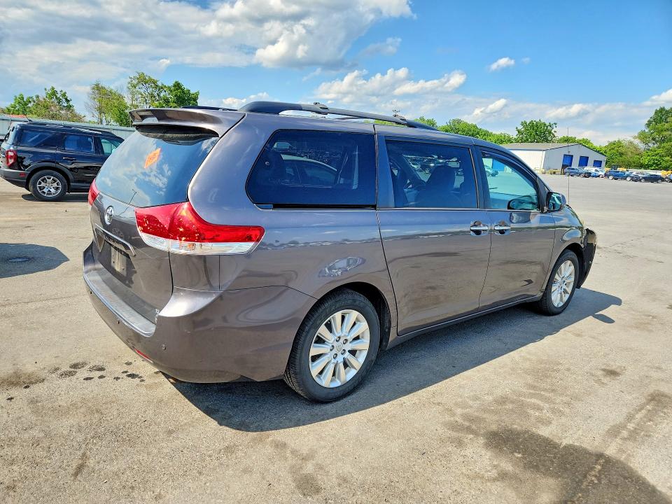57167066 :رقم المزاد ، 5TDDK3DC0DS050398 vin ، 2013 Toyota Sienna مزاد بيع