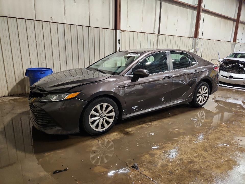 56700606 :رقم المزاد ، 4T1B11HK3JU008276 vin ، 2018 Toyota Camry مزاد بيع