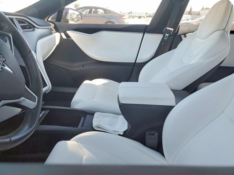 56888306 :رقم المزاد ، 5YJSA1E28HF200840 vin ، 2017 Tesla Model S مزاد بيع