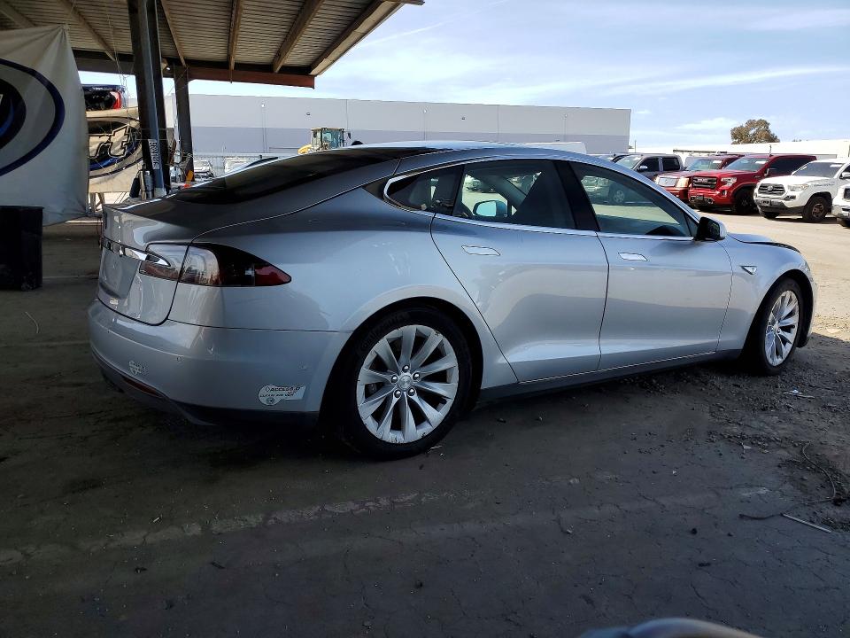 56377926 :رقم المزاد ، 5YJSA1E16FF116097 vin ، 2015 Tesla Model S مزاد بيع