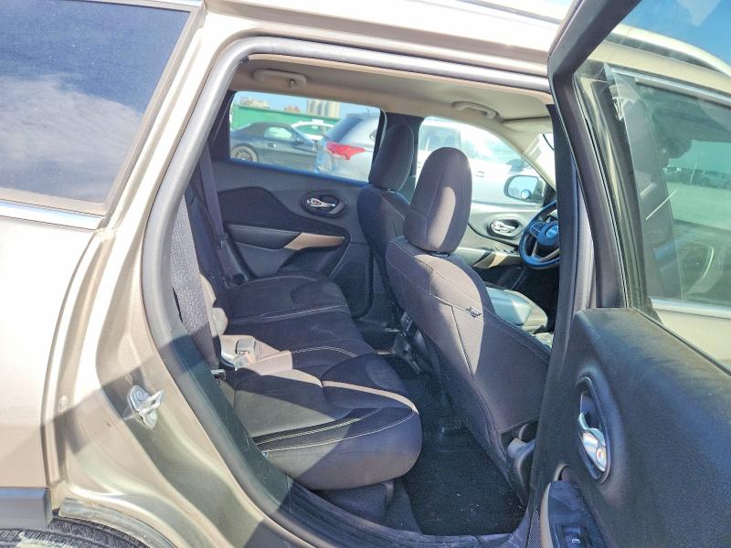 56148456 :رقم المزاد ، 1C4PJLCS3HW602930 vin ، 2017 Jeep Cherokee مزاد بيع