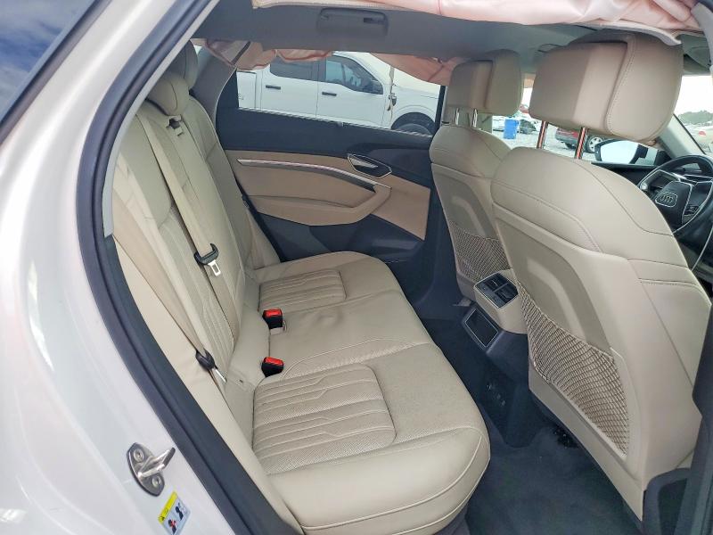 55783386 :رقم المزاد ، WA1VAAGE9MB014672 vin ، 2021 Audi E-tron مزاد بيع