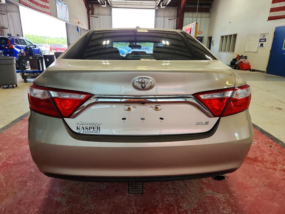 69353195 :رقم المزاد ، 4T1BF1FK3HU672785 vin ، 2017 Toyota Camry مزاد بيع