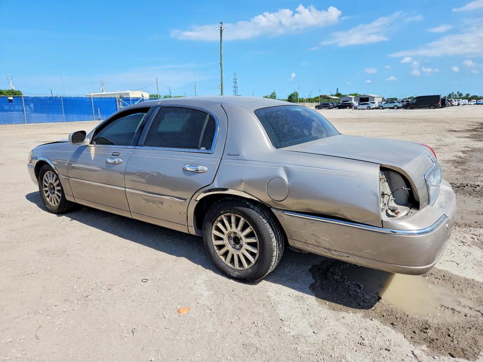 58882596 :رقم المزاد ، 1LNHM82W13Y683173 vin ، 2003 Lincoln Town Car مزاد بيع