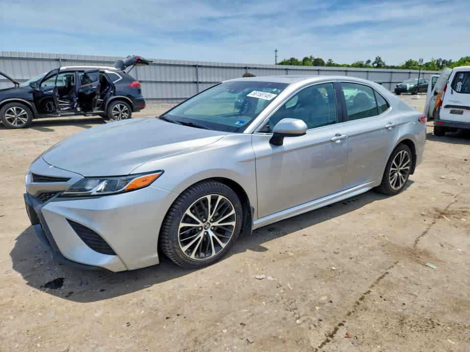 56158146 :رقم المزاد ، 4T1B11HK3JU650545 vin ، 2018 Toyota Camry مزاد بيع