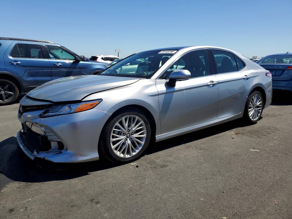 55448296 :رقم المزاد ، 4T1B11HK4JU058474 vin ، 2018 Toyota Camry مزاد بيع